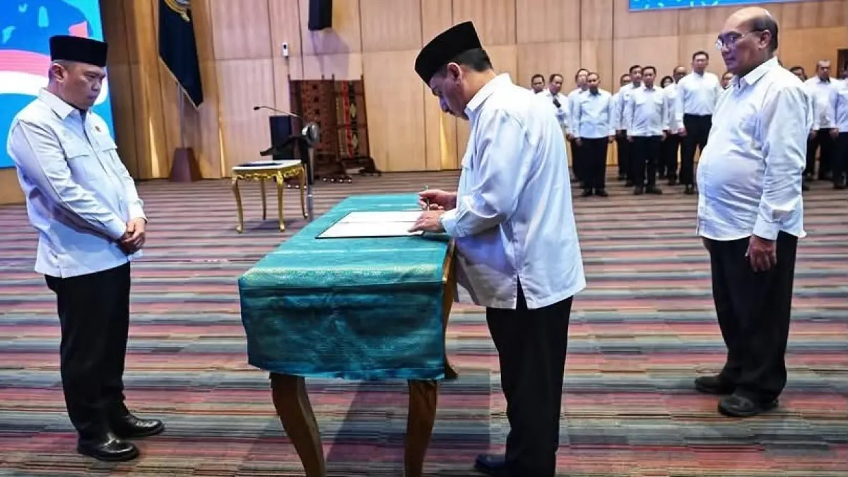 Pelantikan Ketua KNKT 2026-2030 Ahmad oleh Menhub Dudy Purwagandhi di Jakarta. (Sc: ANTARA)
