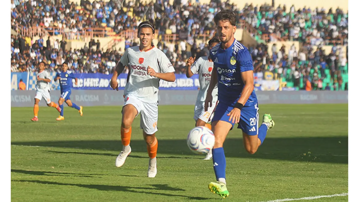 Pemain PSIM Jogja Adrian Dalmau&nbsp;saat menghadapi Persita Tangerang. (Guntur Aga Tirtana/Radar Jogja)