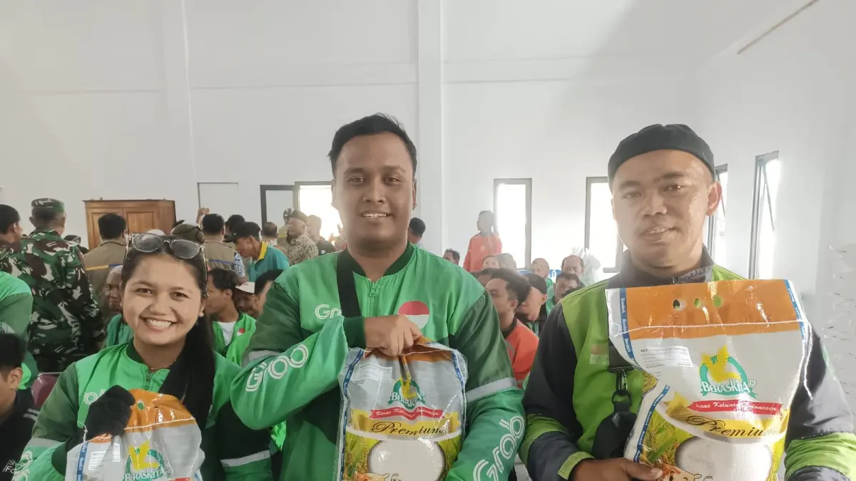 Pengemudi ojek online di Purworejo mengaku senang menerima bantuan beras kualitas premium karena selama ini hanya mengonsumsi beras biasa. (M Hafied/Radar Jogja)