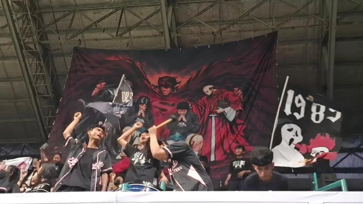 Suporter Stero mendukung timnya berlaga. (Foto: Septi Hartanti)