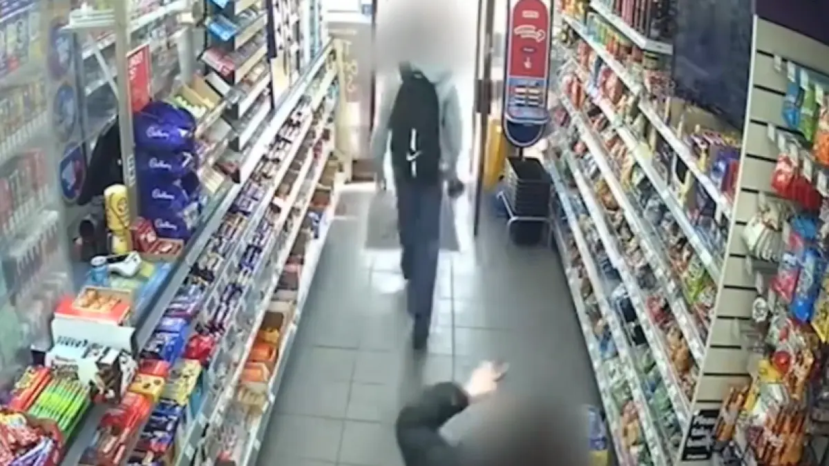 Tangkapan kamera CCTV anak laki-laki melakukan tidakanan kriminal di Gloucestershire, Inggris. (X/@ExxAlerts)