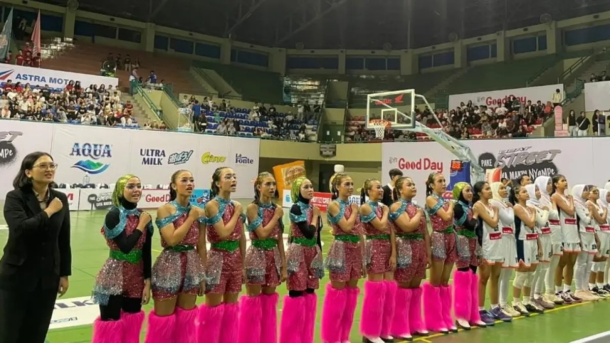 Tim Bola Basket Putri Delayota dan tim dance menyanyikan Mars bersama para suporter. (Foto: Heildan)