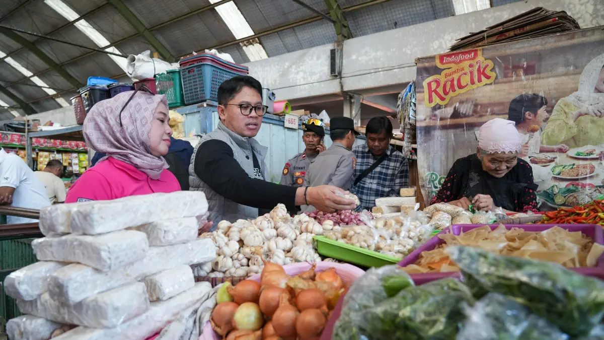 Wali Kota Magelang bersama jajarannya saat berbelanja di Pasar Rejowinangun, Jumat (25/9).