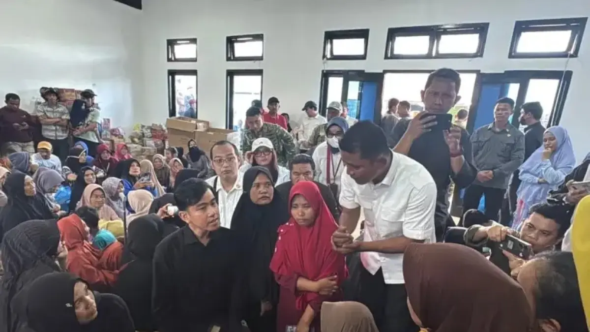 Wapres Gibran Rakabuming temui pengungsi korban banjir bandang di Posko Balai Pemuda Kayu Aro, Solok, Jumat (25/9/2026).