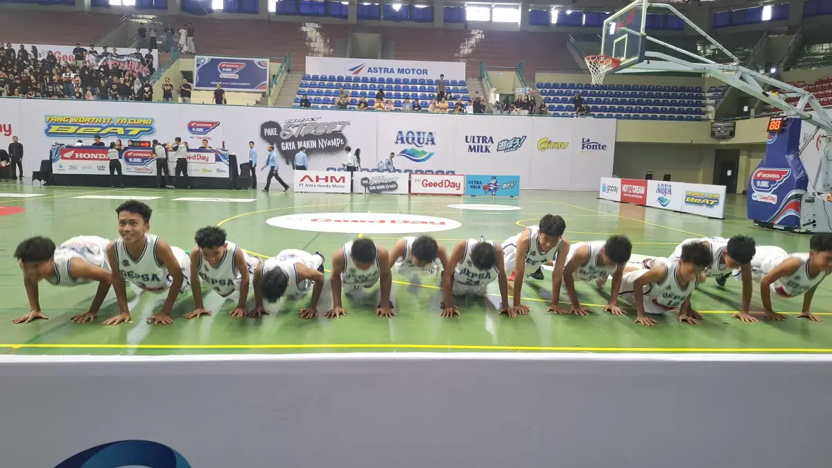 Aksi push-up ini menjadi bentuk "hukuman" kreatif sekaligus simbol rasa persaudaraan dan solidaritas suporter. (Foto: Septi Sri Hartanti)