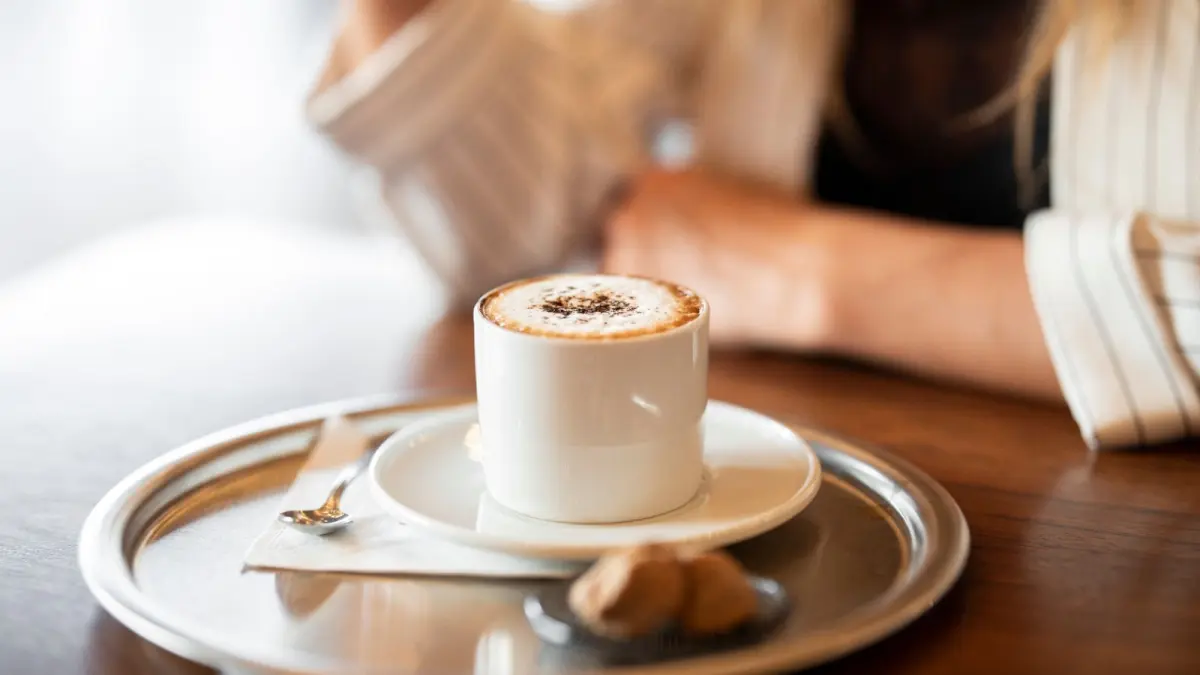 Menikmati me time dengan segelas kopi hangat di sudut kafe. (Sumber: Pexels)