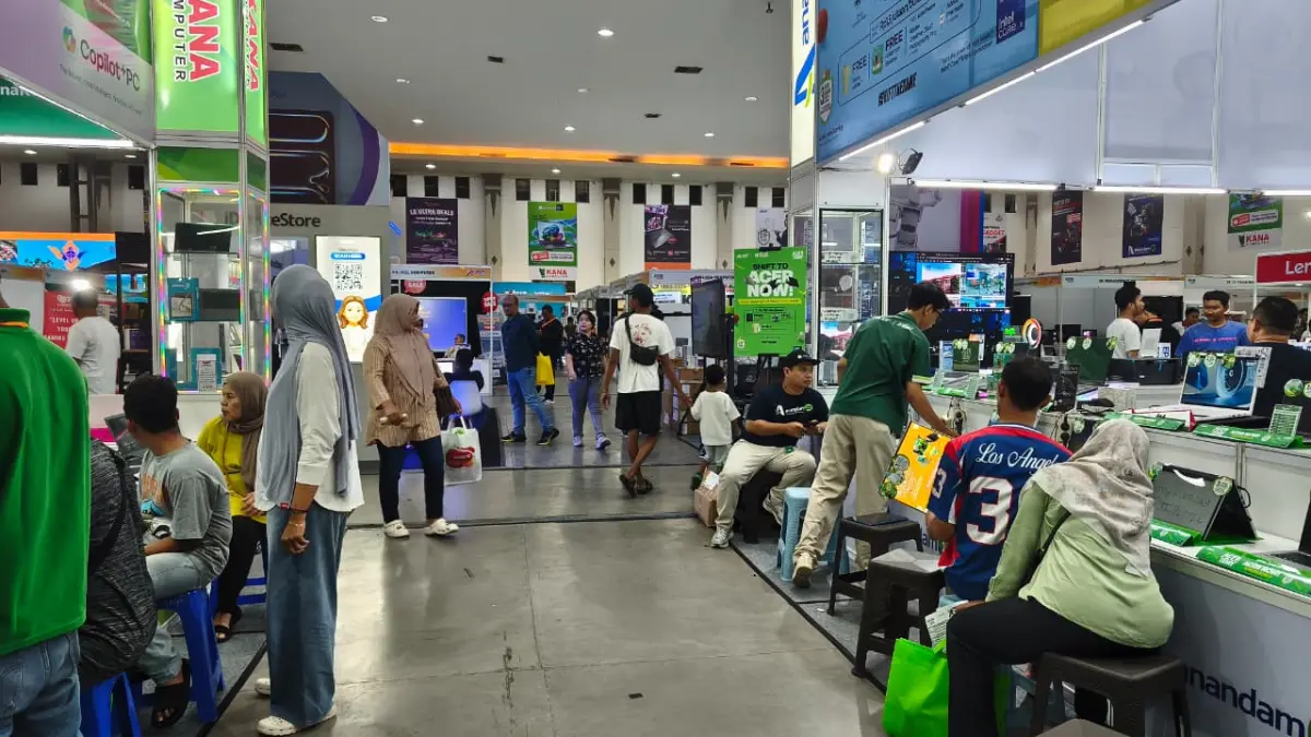 Pengunjung melihat berbagai produk komputer dan perangkat teknologi di booth Yogyakomtek 2026 di JEC. (Fahmi Fahriza/Radar Jogja)