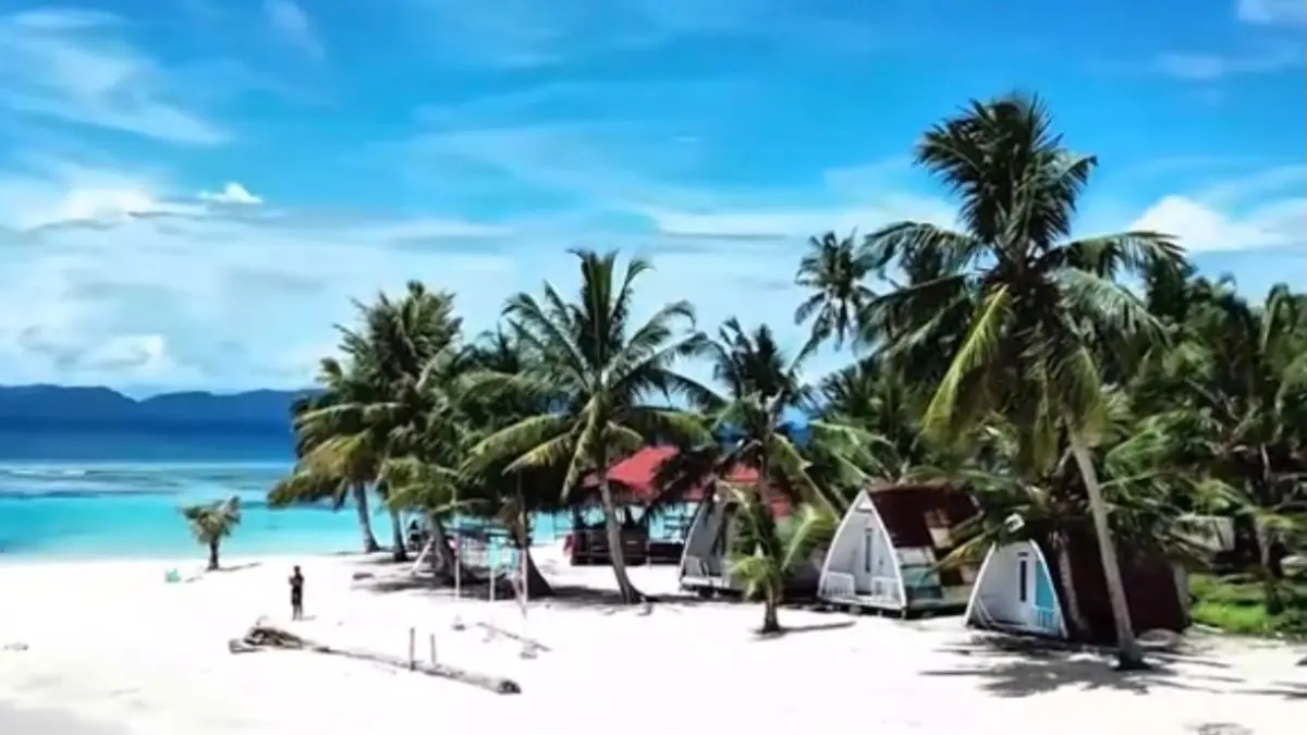 Pulau Kalimantung di Kabupaten Tapanuli Tengah menawarkan hamparan pasir putih, air laut jernih, dan panorama tropis yang menjadi daya tarik wisata bahari Sumatera Utara. Sumber foto: https://vt.tiktok.com/ZSbFBP1Ve/