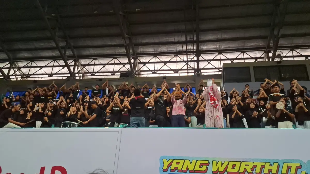 Sejak pukul 08.00 WIB, puluhan suporter setia DEPSA sudah memadati tribun penonton.