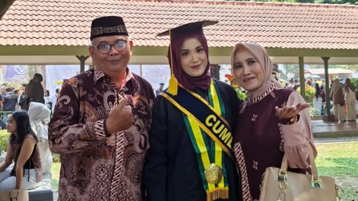 Sodikun bersama putrinya, Dhea Ayu Nur’ani.