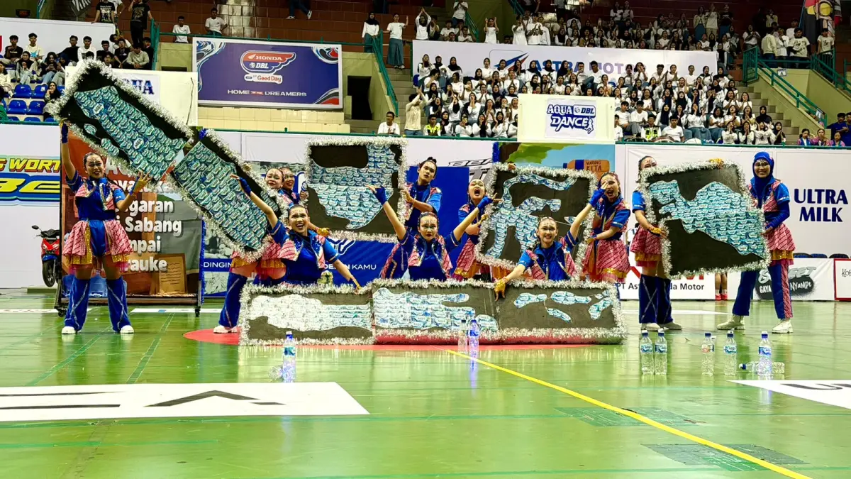 Warung Indo dan Kesegaran Aqua dalam Penampilan Dance SMA 1 Kalasan.