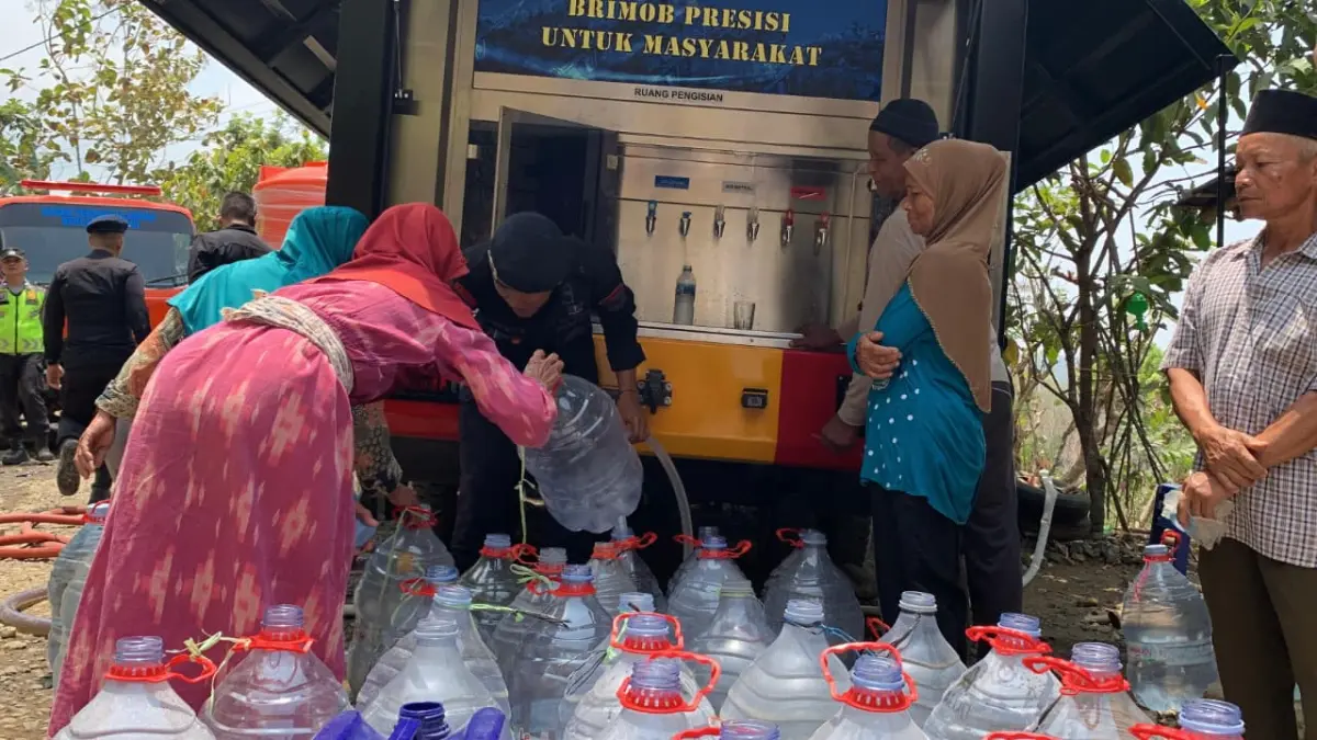 ANTRE: Warga Padukuhan Watu Belah menunggu pengambilan air bersih bantuan dari Polres Kulon Progo - ANOM BAGASKORO/RADAR JOGJA