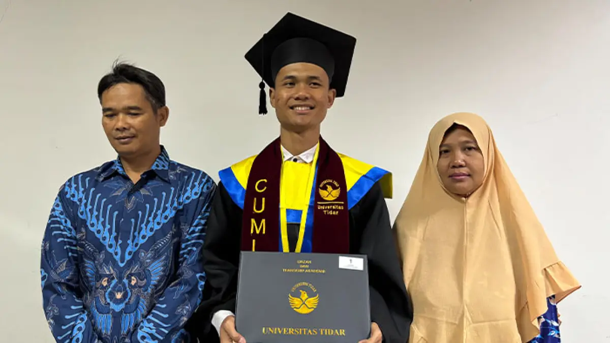 BERPRESTASI: Farid bersama kedua orang tuanya usai melangsungkan prosesi wisuda di Untidar, Sabtu (27/9). (Naila Nihayah/Radar Jogja)