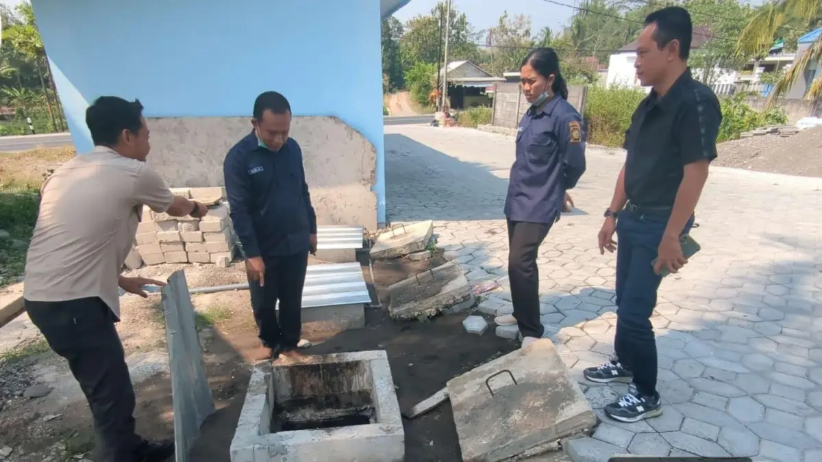 CEK: Personel DLH Kulon Progo melihat mekanis pengolahan limbah di salah satu SPPG - Dokumentasi DLH Kulon Progo