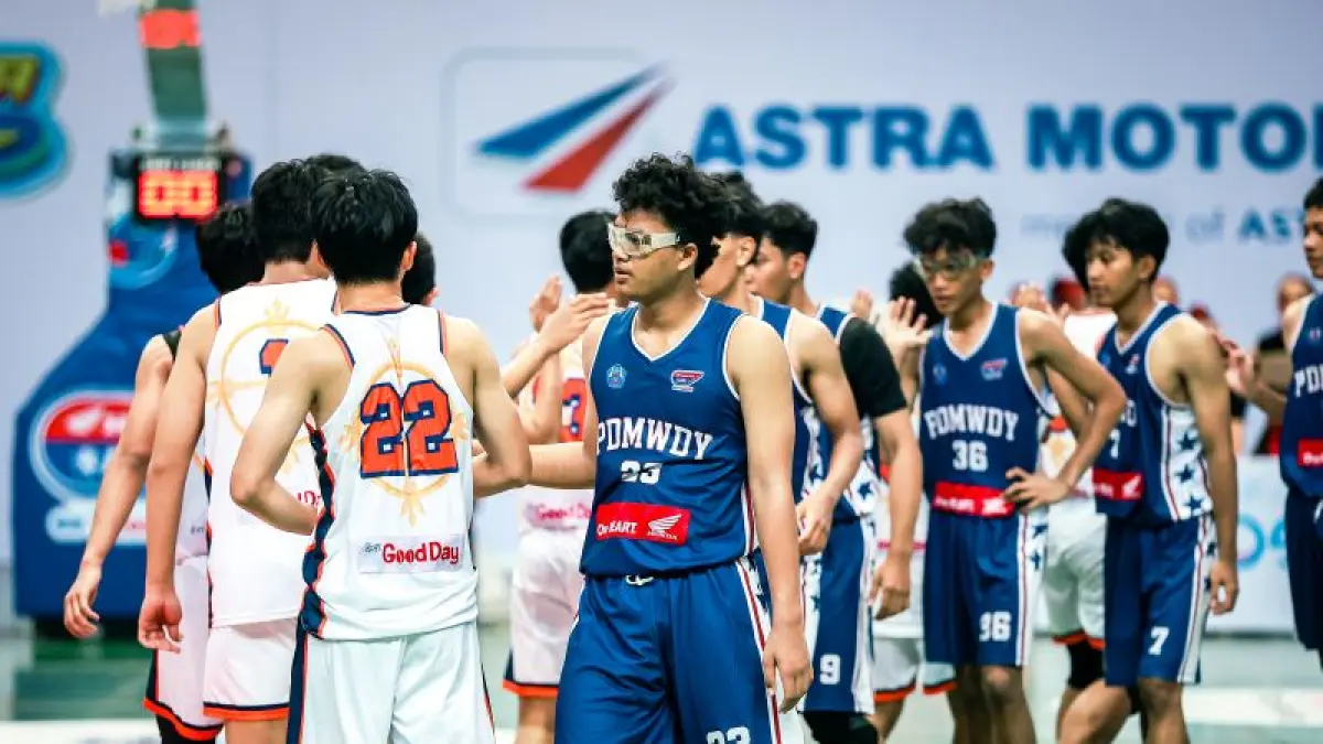 Fabian Dimas Permana Daulay (biru nomor 23) saat menjalani debut di Honda DBL with Kopi Good Day 2026 Yogyakarta.