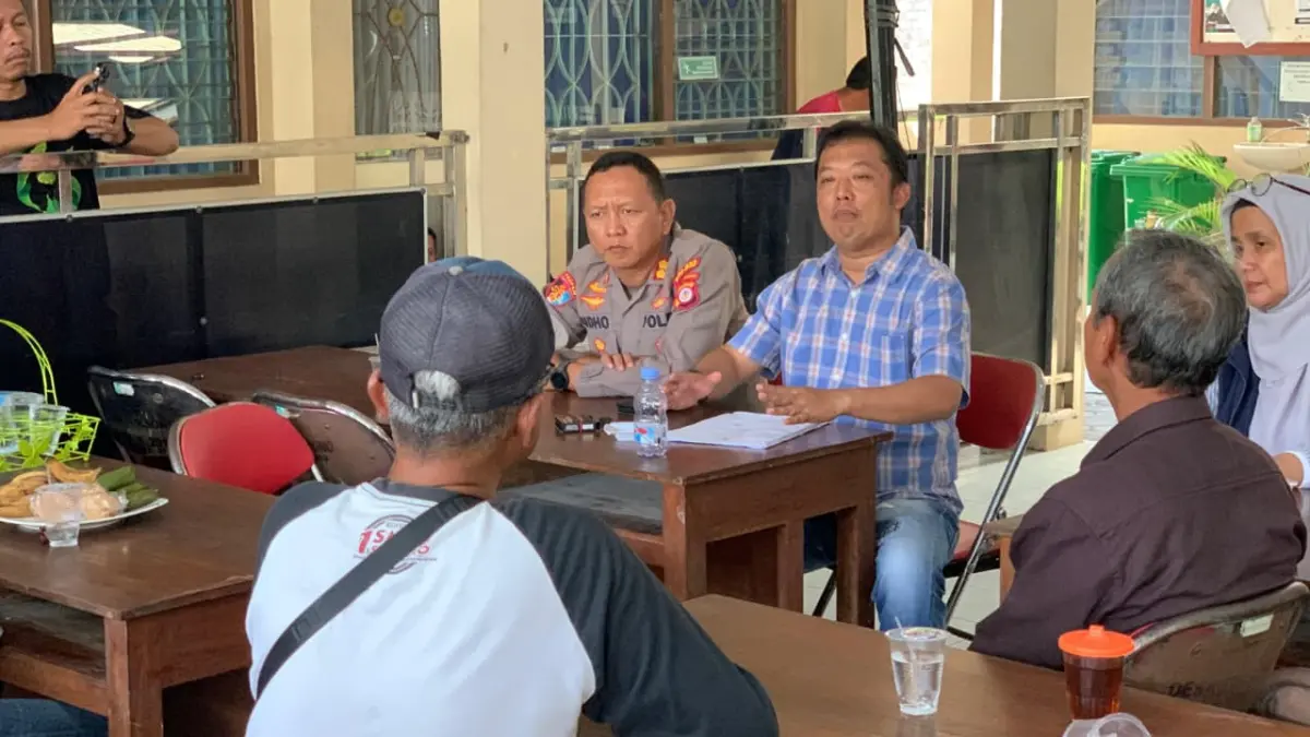HADIR: Wakil Bupati Kulon Progo bertemu dengan warga Padukuhan Karang, di Balai Kalurahan Tuksono - ANOM BAGASKORO/RADAR JOGJA