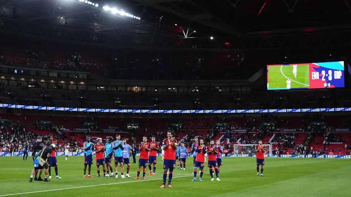 Para pemain Spanyol rayakan kemenangan atas Inggris di Wembley.