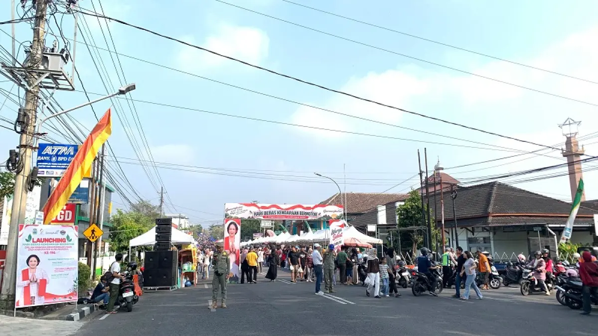 RAMAI: Suasana car free day di Jalan Brigjen Katamso, Wonosari, Gunungkidul, Minggu (27/9).(Dzika Fajar/Radar Jogja)