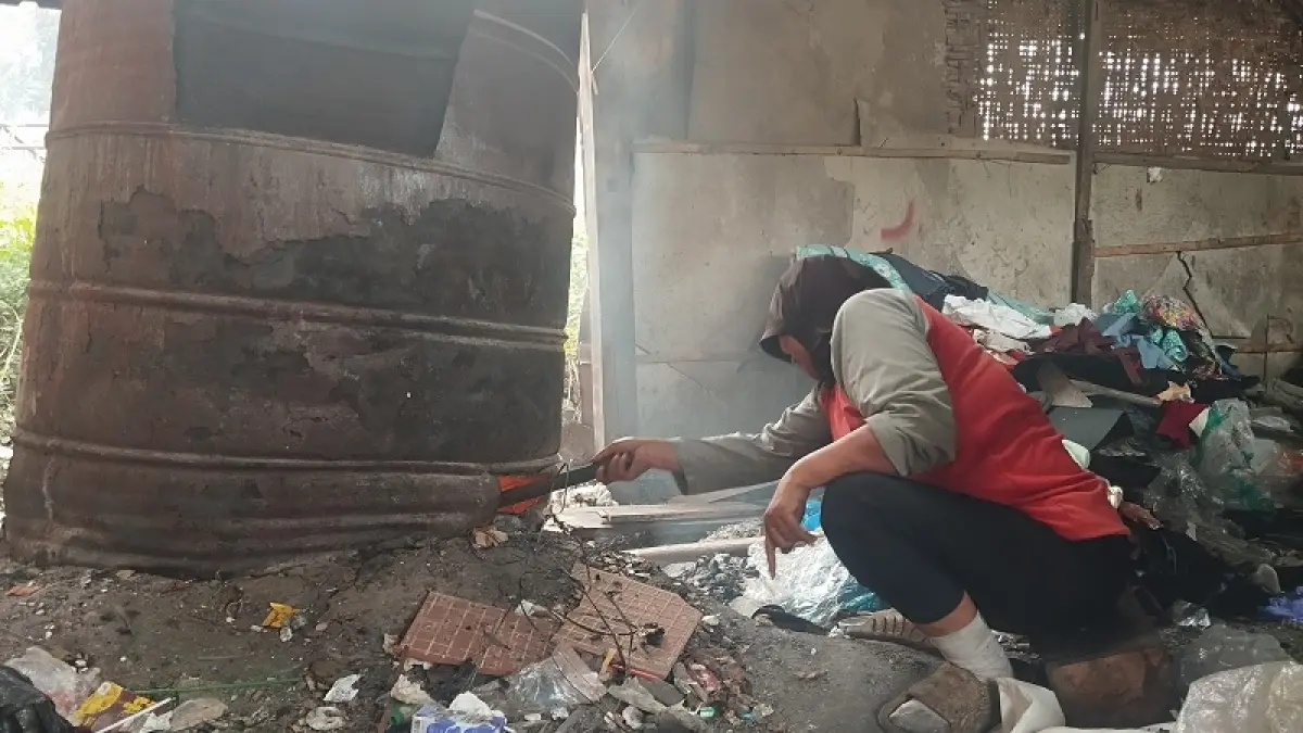 SALAHI ATURAN: Salah satu warga yang berdomisili di Bawuran, Bantul sedang membakar sampah. Cintia Yuliani/Radar Jogja