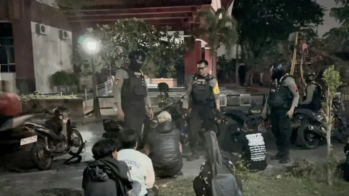 Tim Sparta menciduk tujuh pemuda yang diduga pesta miras di Taman Kampus ISI Solo. (Foto: Humas Polresta Solo)