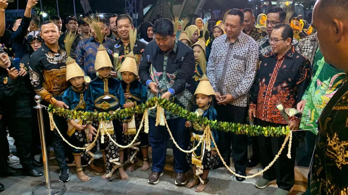 BUKA: Bupati Kulon Progo membuka Manunggal Fair 2026 dengan pemotong pita di pintu masuk. (ANOM BAGASKORO/RADAR JOGJA)
