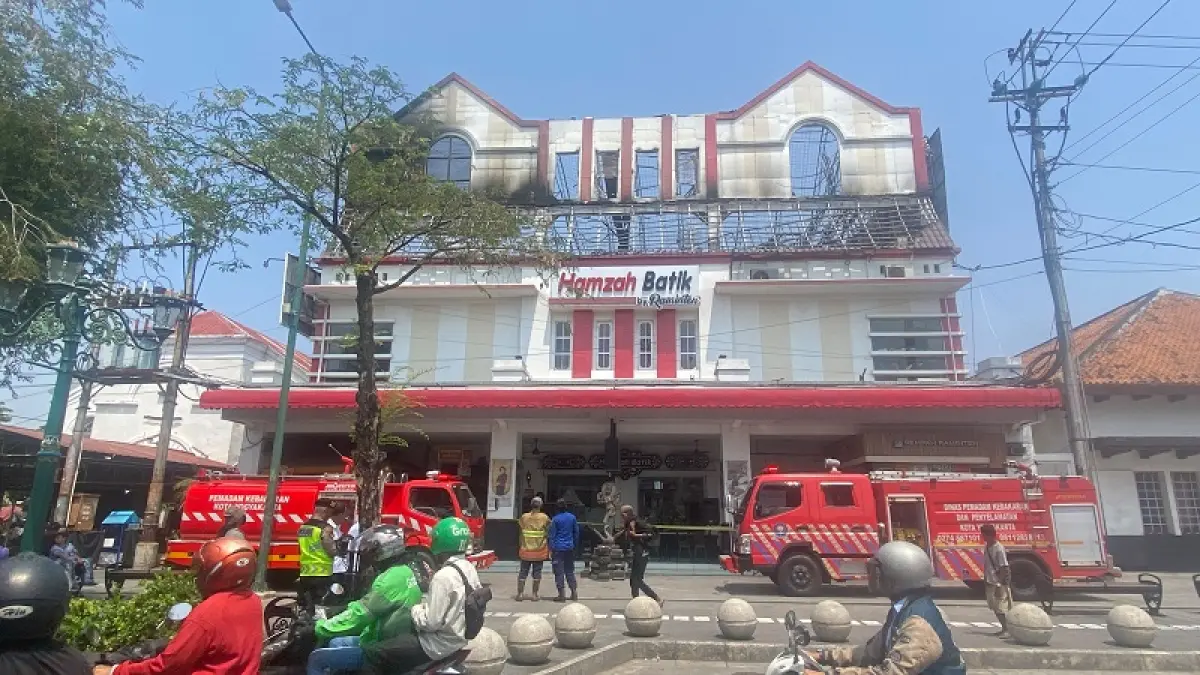 Dua truk pemadam kebakaran masih berada di lokasi kebakaran Hamzah Batik Malioboro untuk memastikan api tidak kembali menyala Senin (28/9/2026). Cintia Yuliani/Radar Jogja