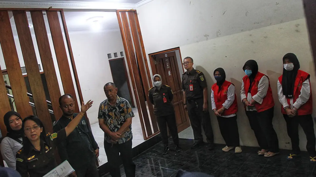 Majelis Hakim Pengadilan Negeri (PN) Kota Jogja melakukan pemeriksaan setempat (PS) di Daycare Little Aresha, Kota Jogja, kemarin (28/9). Pemeriksaan terkait perkara dugaan kekerasan terhadap anak tersebut turut dihadiri jaksa penuntut umum, penasihat hukum terdakwa, dan tiga terdakwa yang merupakan perwakilan pengasuh. Foto : Guntur Aga Tirtana/Radar Jogja
