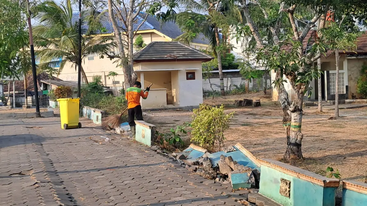 MEMPRIHATINKAN: Kondisi pagar Taman Kota Wonosari yang roboh. &nbsp;(Dzika Fajar/Radar Jogja)