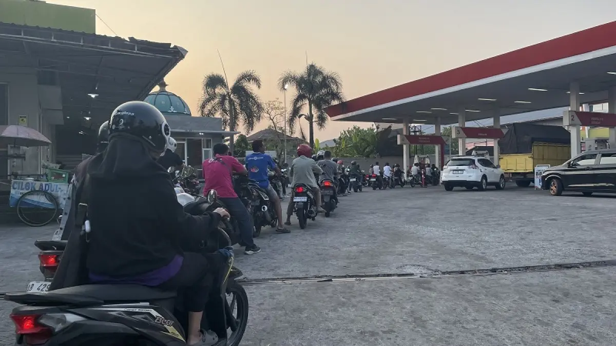 MENGULAR: Antrean kendaraan di SPBU Sewon, Bantul, yang meluber hingga ke jalan dikeluhkan para pengendara. Aris Romadhon/Radar Jogja