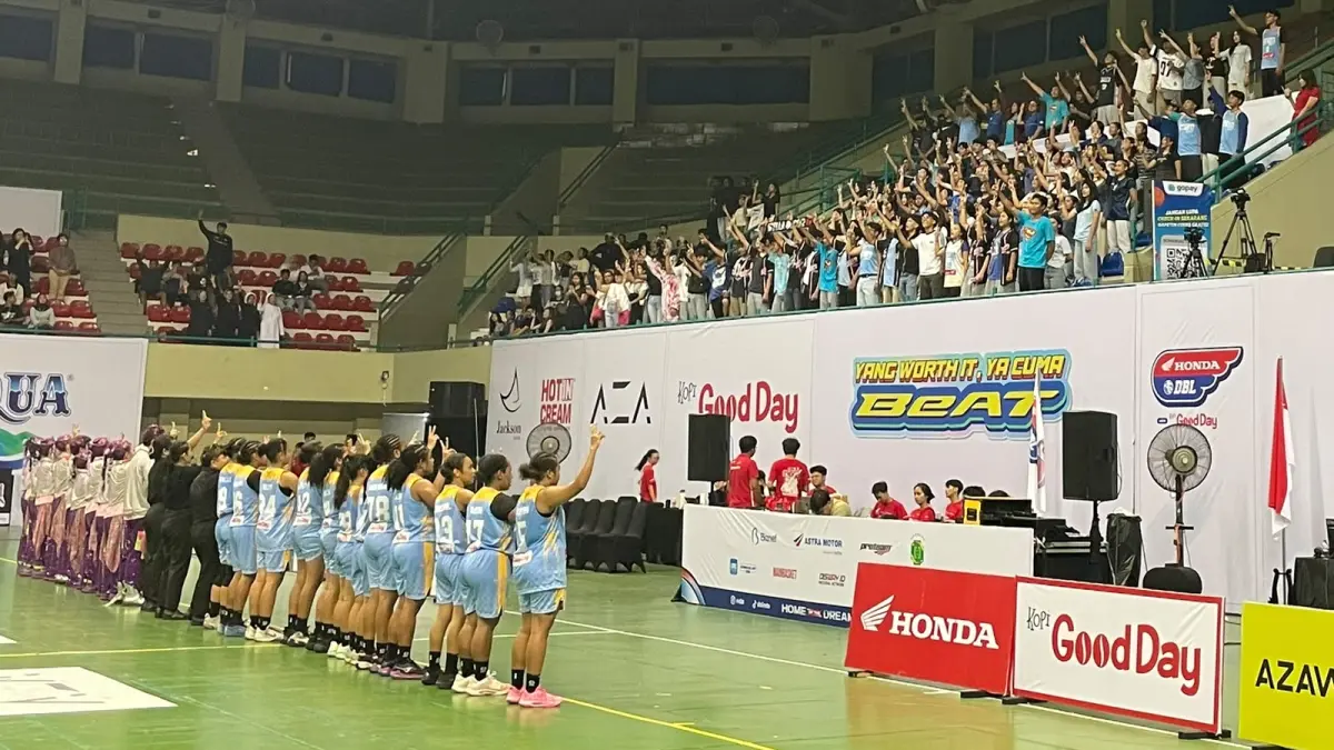 Pemain Tim Basket Putri Stero menyanyikan Mars bersama Suporter