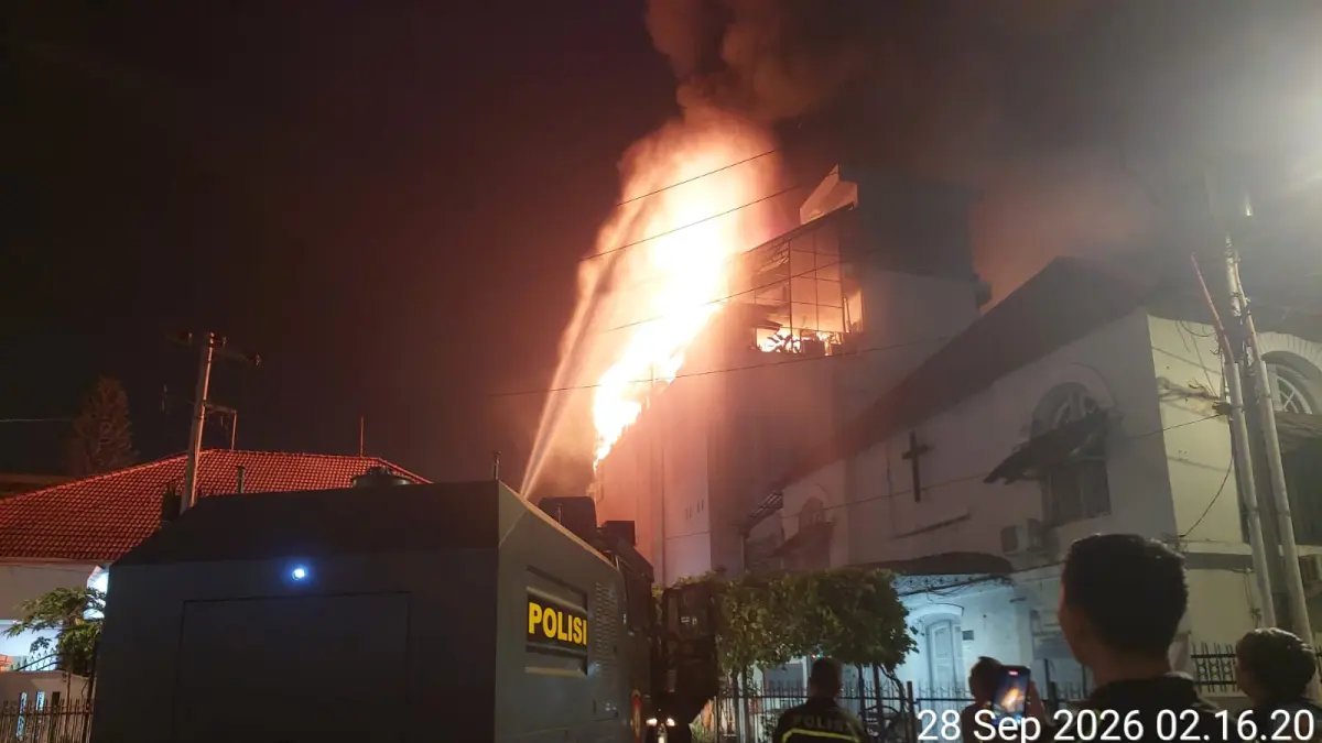 PENANGANAN: Petugas gabungan saat melakukan pemadaman Toko Hamzah Batik Malioboro yang kebakaran pada Senin (28/9/2026) dini hari. (DOKUMENTASI HUMAS POLRESTA JOGJA)