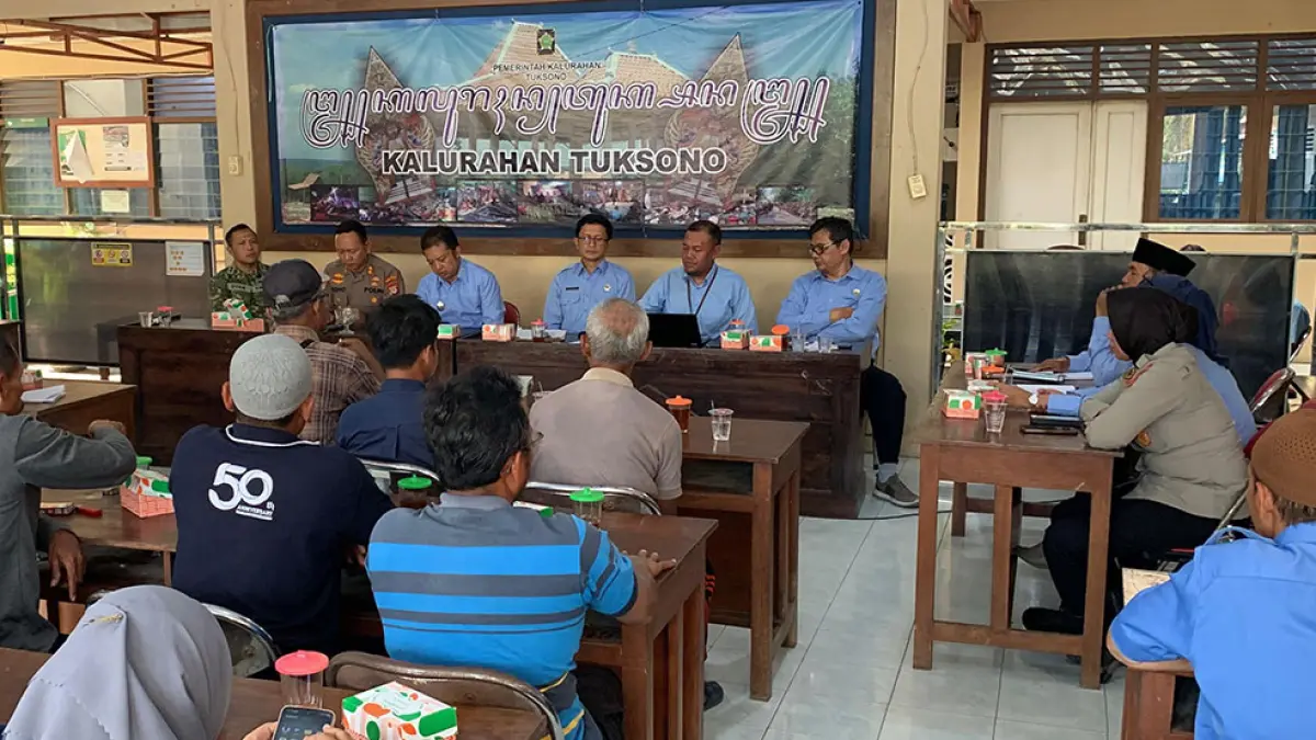 BERTEMU: Warga Padukuhan Karang Tuksono, bertemu dengan perwakilan pemkab dan pemprov DIJ, Selasa (29/9). ANOM BAGASKORO/RADAR JOGJA