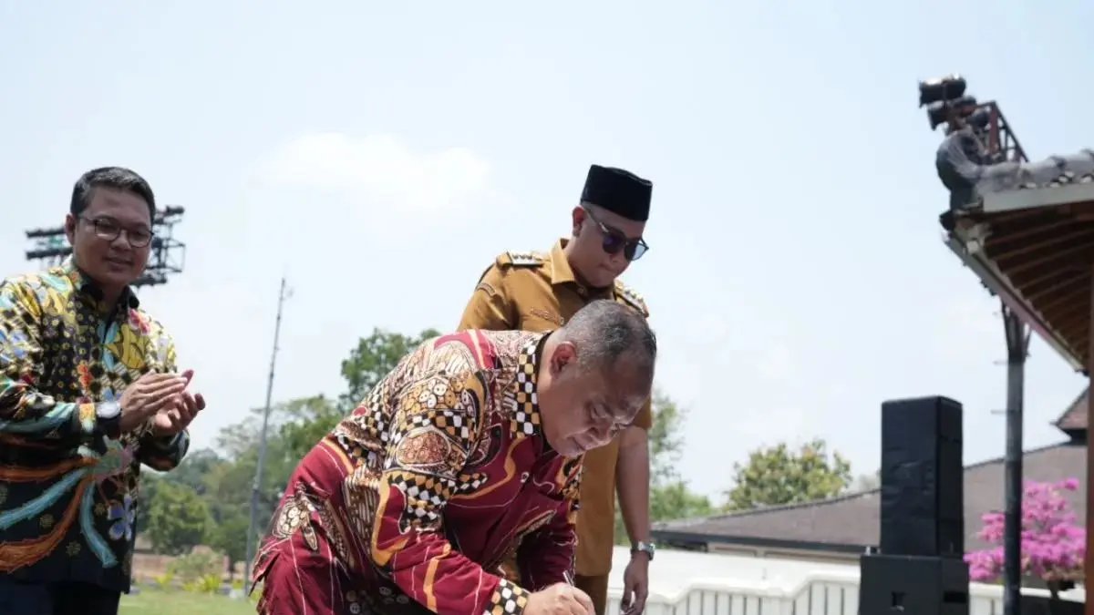 Bupati Sleman Harda Kiswaya menandatangani kerja sama dengan pemkab klaten (Dok. Humas Prokopim Sleman)