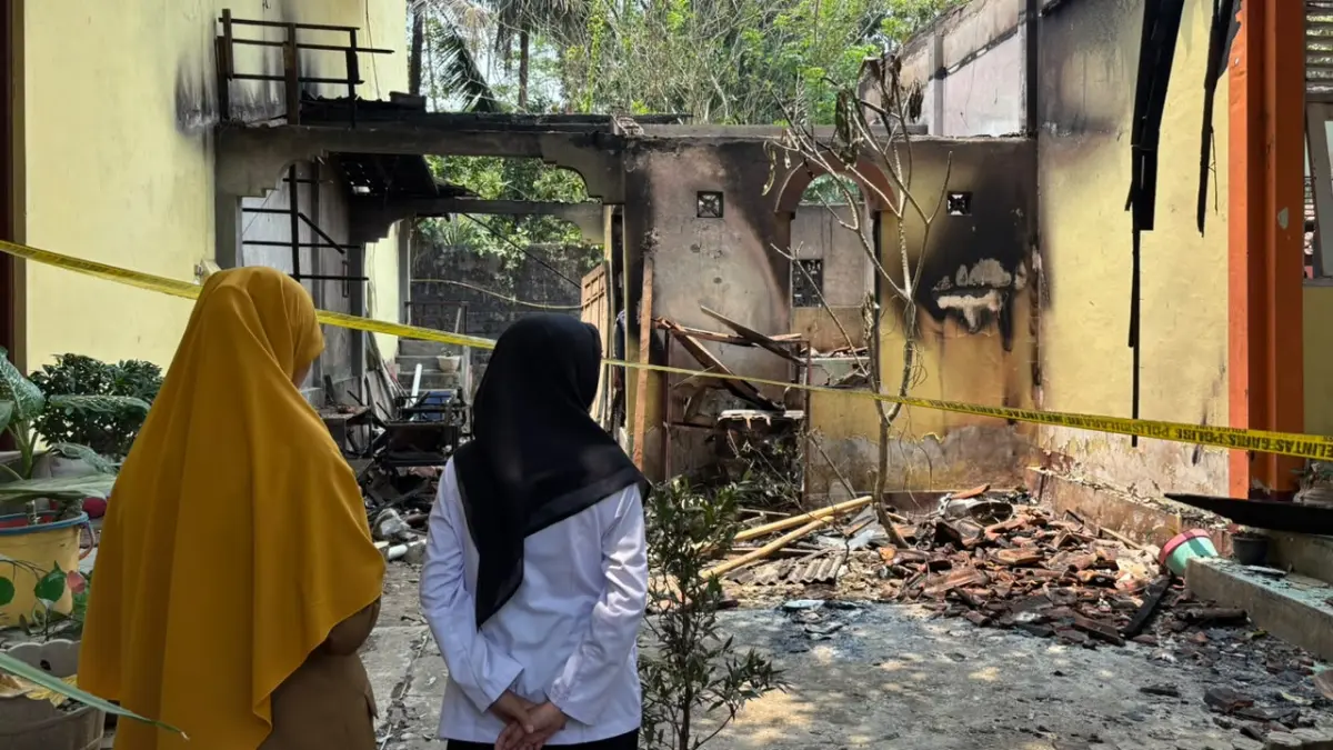 DILALAP API: Bangunan perpustakaan di SMP Negeri 1 Tegalrejo terbakar, Selasa (29/9) dini hari. (NAILA NIHAYAH/RADAR JOGJA )