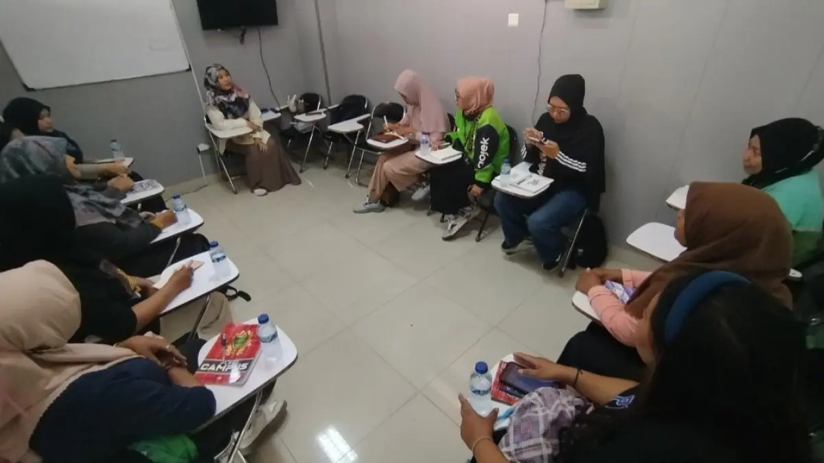 Kelas bahasa Inggris yang diikuti para perempuan driver ojol Jogja di Plaza UNY (29/9/2026).