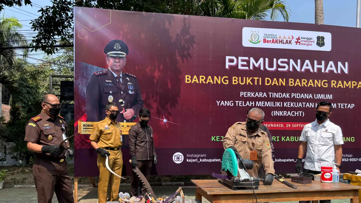 Pj sekda, kepala Kejari, serta forkompimda saat melaksanakan pemusnahan barang bukti dan barang rampasan, Selasa (29/9).