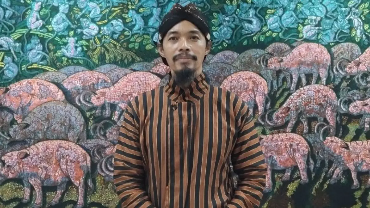 SARAT MAKNA: Agung Suhartanto dengan karya-karyanya. Ada 100 karya batik yang dipamerkan di Taman Budaya Embug Giwangan, Jogja. (Rizky Wahyu/Radar Jogja)