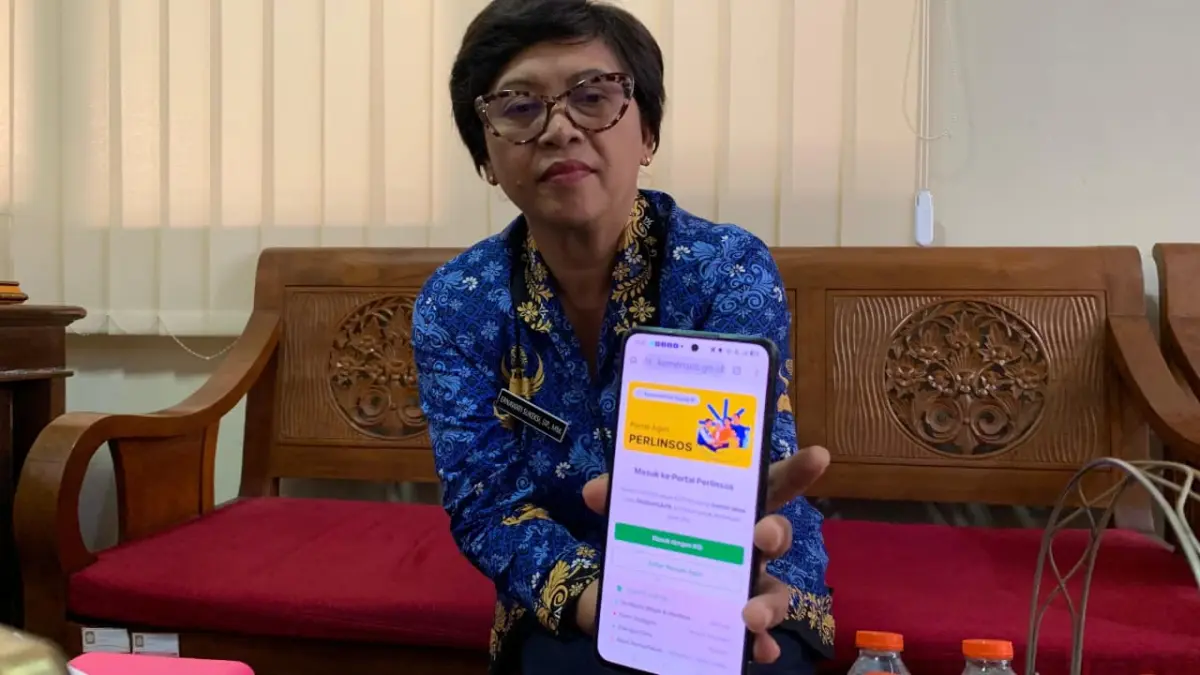 TAMPILAN: Ernawati menunjukkan aplikasi perlinsos untuk pendaftaran penerima bantuan sosial. (ANOM BAGASKORO/RADAR JOGJA)