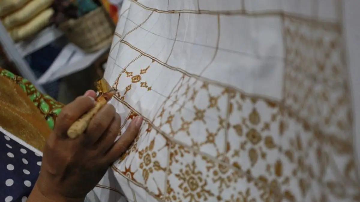 MOMENTUM: Pemprov DIY meminta pegawai di lingkungan pemerintah daerah hingga BUMD untuk memakai pakaian batik. Aturan ini tidak hanya berlaku saat Hari Batik Nasional. Namun akan diterapkan sebulan penuh sejak 1-31 Oktober. (GUNTUR AGA TIRTANA/RADAR JOGJA)