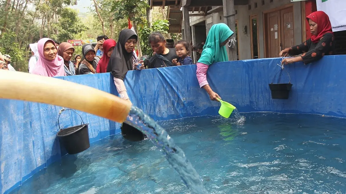 Warga mengambil air bersih yang ditampung di depan salah satu rumah di Padukuhan Banaran, Pendoworejo, Girimulyo, Kulon Progo, beberapa waktu lalu. Pemprov DIY memperpanjang status siaga darurat bencana hidrometeorologi kekeringan hingga akhir November. Foto: Guntur Aga Tirtana/Radar Jogja