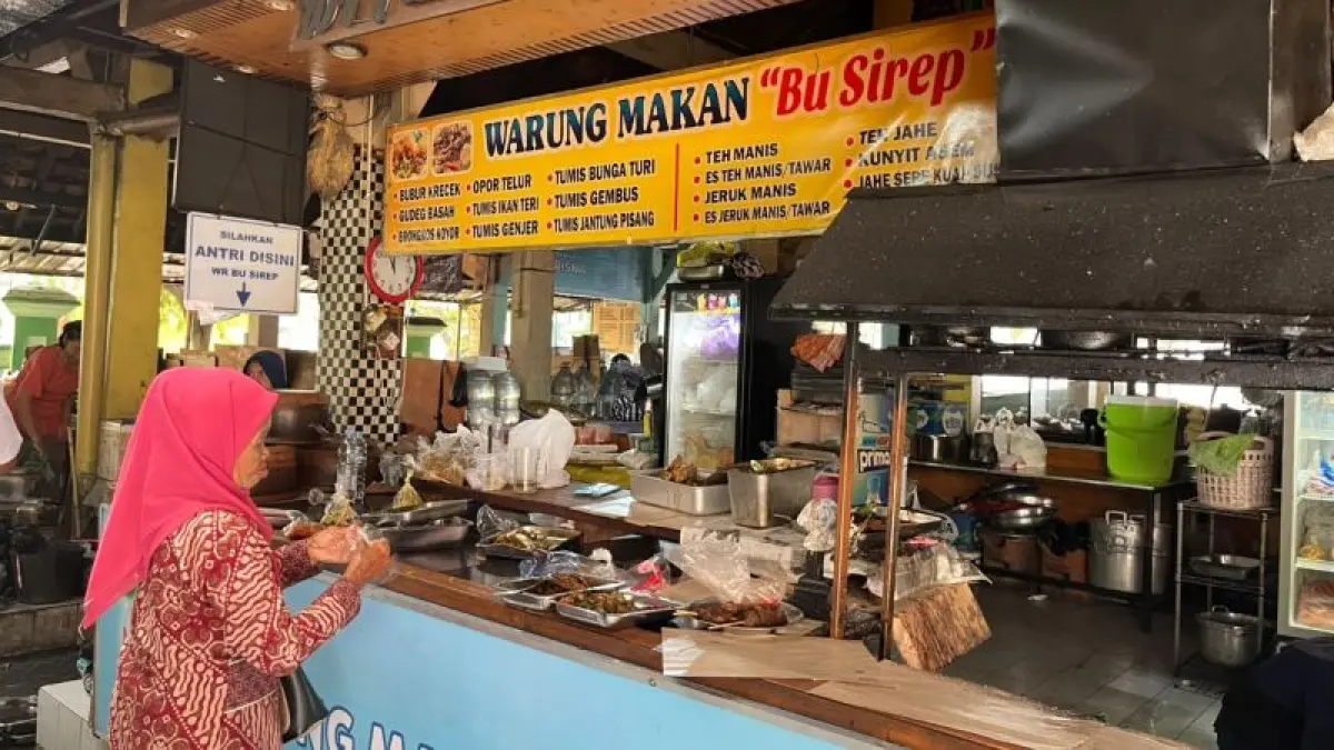 BERTAHAN: Warung Makan Bu Sirep di Pasar Ngasem yang masih buka dan dilanjutkan oleh anak dan cucunya. (Ferry Dwi/Radar Jogja)