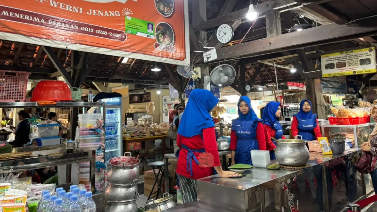 FAVORIT WISATAWAN: Jenang Yu Jumilah di Pasar Ngasem mampu menjual hingga 1.500 cup pada libur panjang. (Abel Lia Nababan/Radar Jogja)