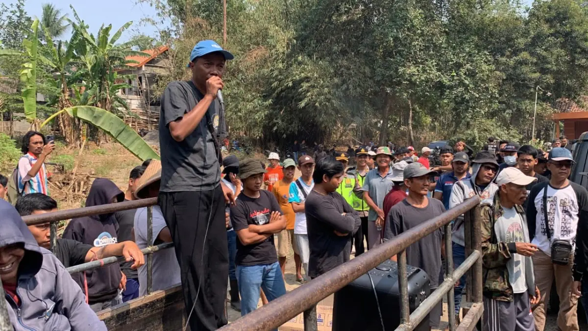 GERAM: Warga Padukuhan Karang Tuksono menggelar aksi protes di bantaran Sungai Progo. (ANOM BAGASKORO/RADAR JOGJA)