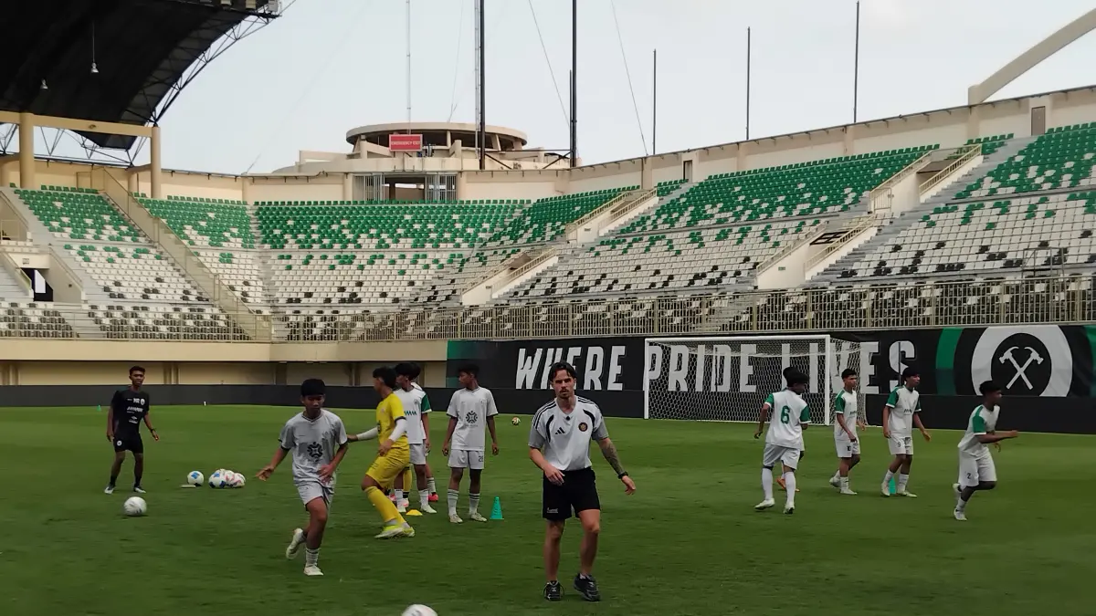 Keterampilan Para siswa SSB Sleman saat dilatih oleh pelatih Carrick Rangers FC di Maguwoharjo International Stadium (MaglS), Rabu (30/9).
