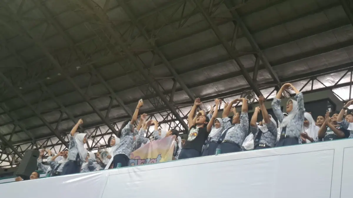 Para guru SMP 4 Pakem mendukung muridnya berlaga dari tribun penonton.