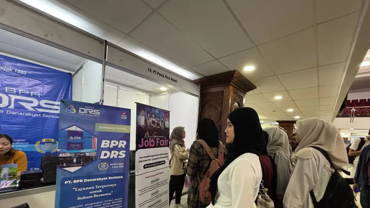 Sejumlah mahasiswa dan alumni Untidar berbondong-bondong datang ke GKU dr HR Suparsono untuk megikuti job fair, Rabu (30/8)