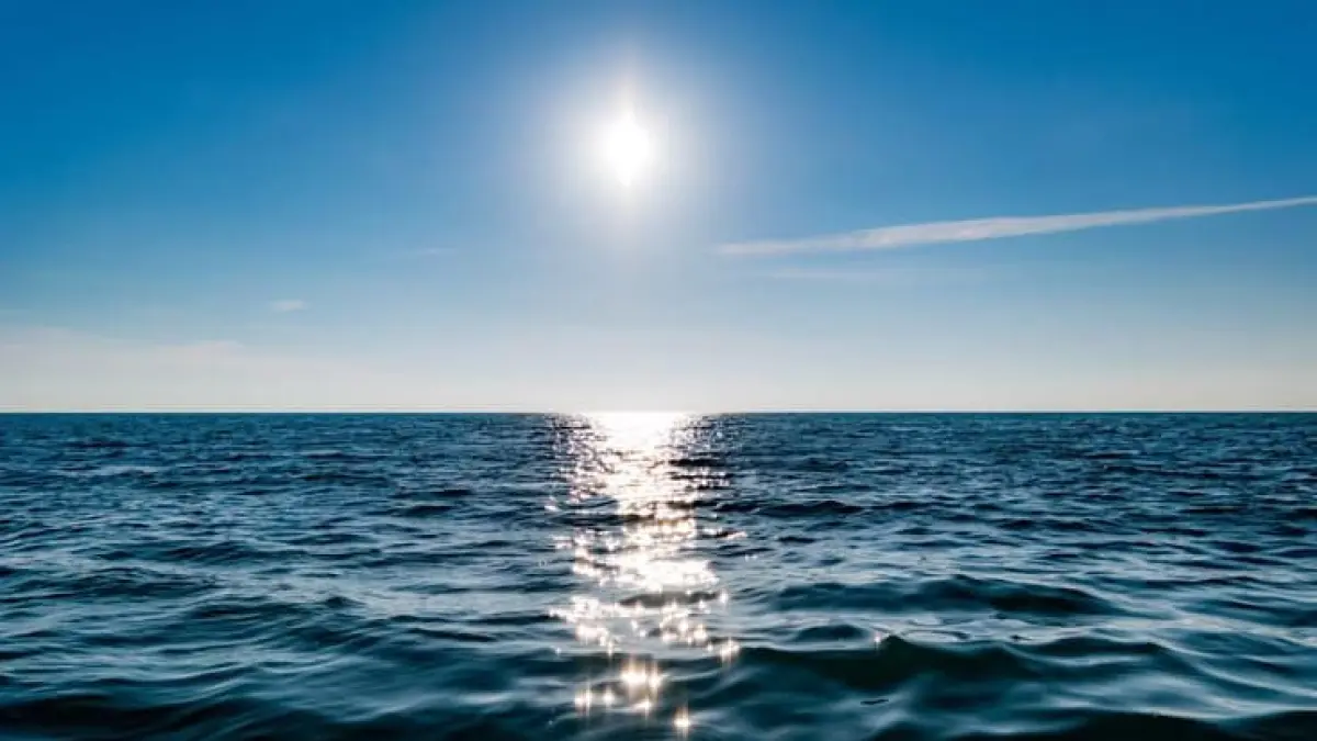 Suhu permukaan air laut semakin panas. (foto: berbagai sumber)