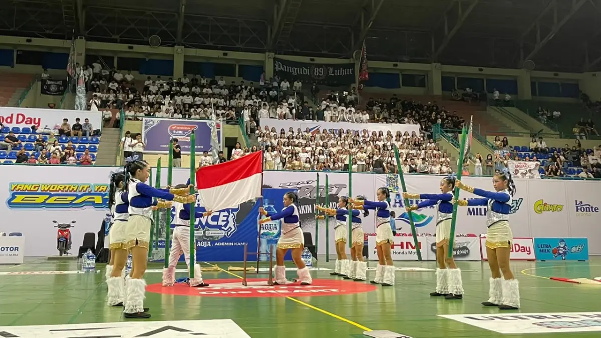 Tim Dance Palfore memperagakan perobekan bendera  bendera arti perjuangan pahlawan indonesia