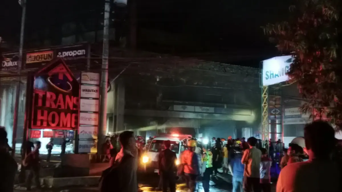 Kebakaran di Trans Home pada Kamis (1/10). Delima Purnamasari/Radar Jogja