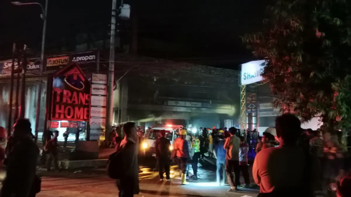 Proses evakuasi korban kebakaran dengan Ambulans. (Delima Purnamasari/Radar Jogja)
